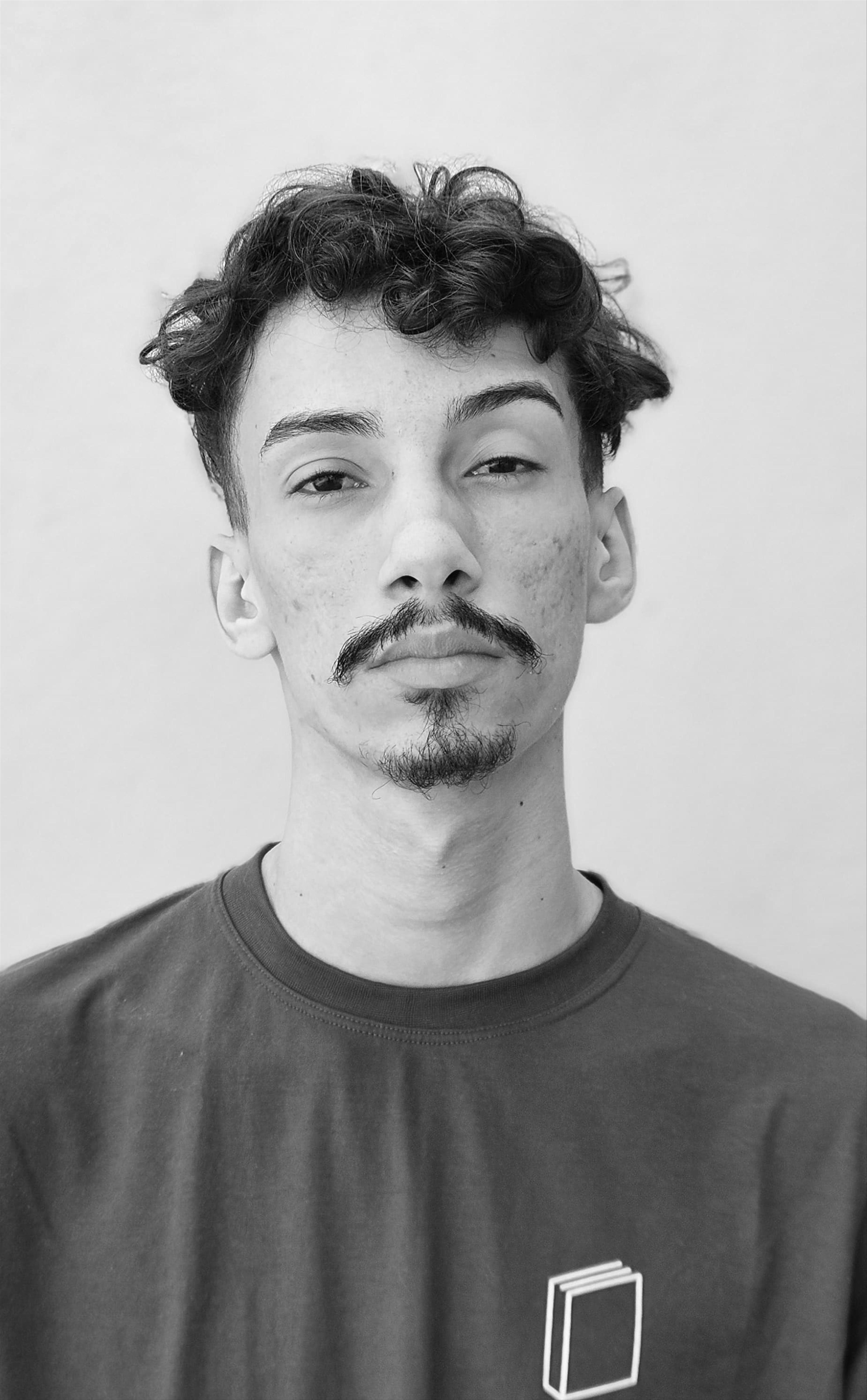 Profile picture of an person in black and white